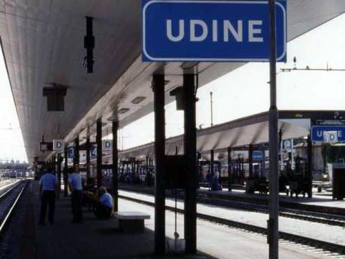 udine stazione treni autobus foto